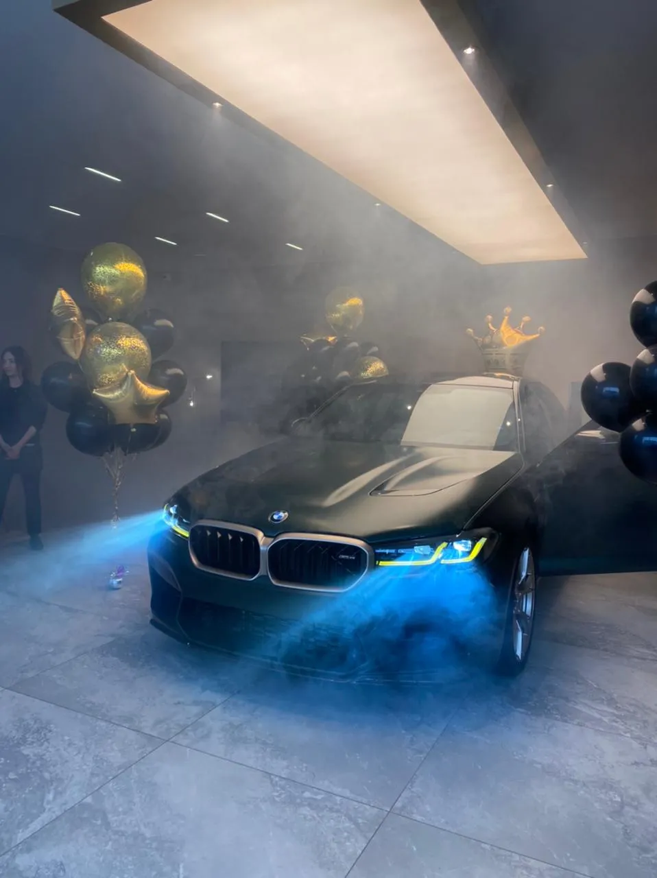 Выдача автомобиля с использованием генератора дыма Выдача автомобиля с использованием генератора дыма