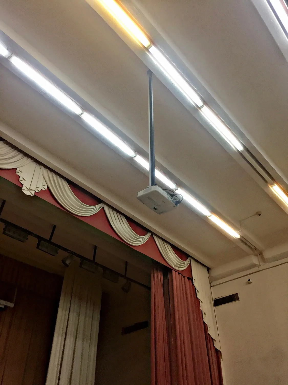 Оснащение актового зала школы интерактивным оборудованием Оснащение актового зала школы интерактивным оборудованием