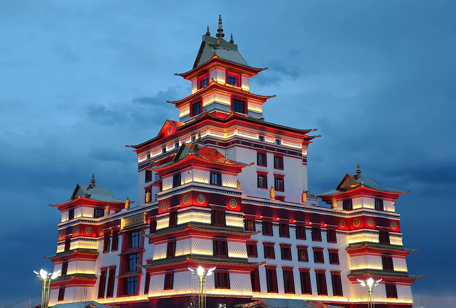 Поставка системы управления архитектурной подсветкой здания