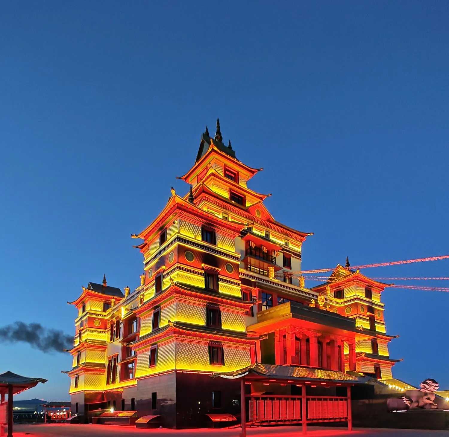 Поставка системы управления архитектурной подсветкой здания