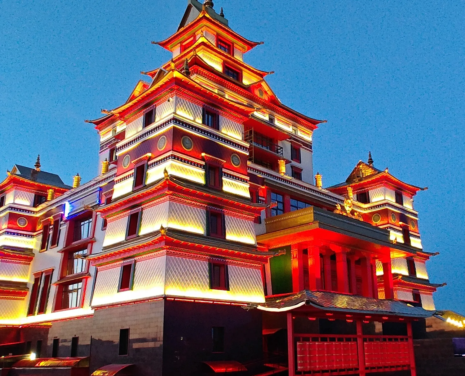 Поставка системы управления архитектурной подсветкой здания