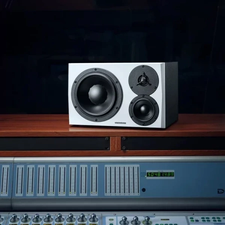 Купить Dynaudio LYD 48 R B/W по выгодной цене в Новосибирске